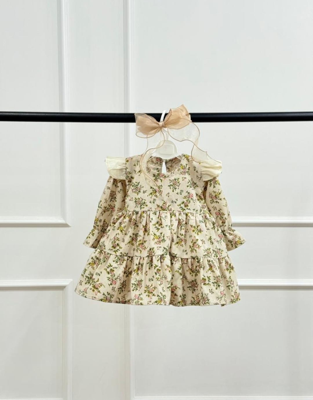 پیراهن دخترانه طرح گل در چمن